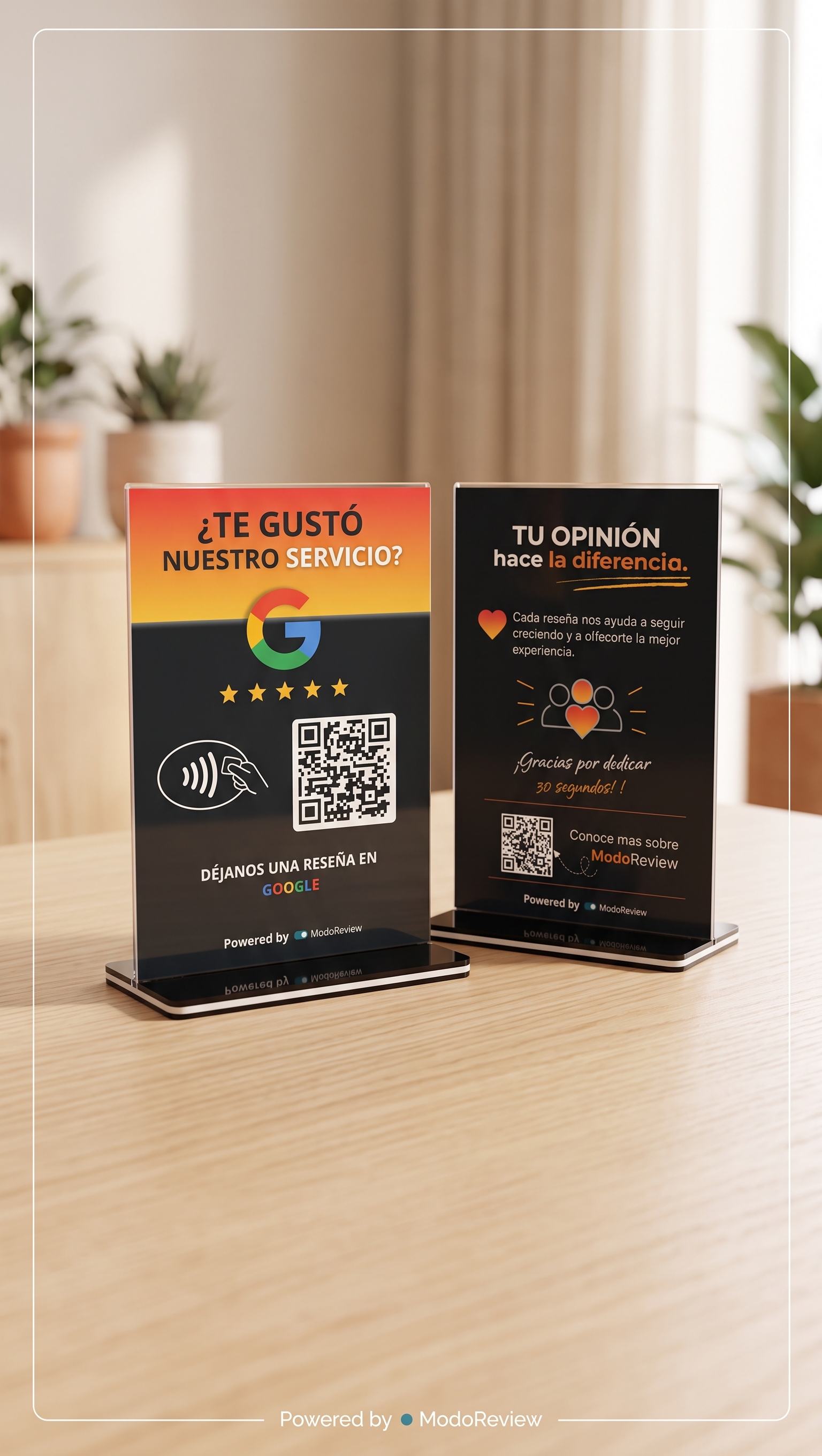 Atril ModoReview por delante y por detrás, con código QR y símbolo NFC, sobre el mostrador de un negocio